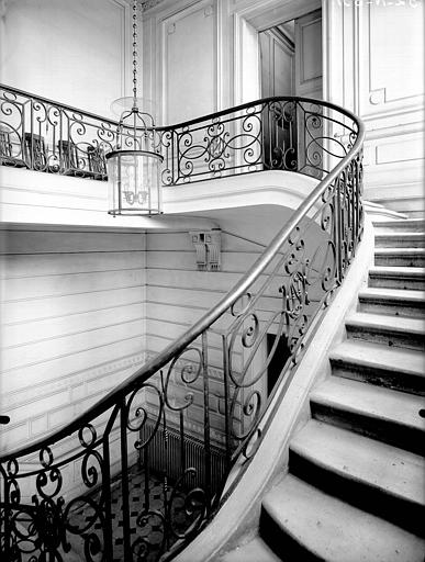 Escalier entre le rez-de-chaussée et le premier étage