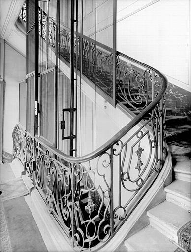 Escalier : rampe en fer forgé