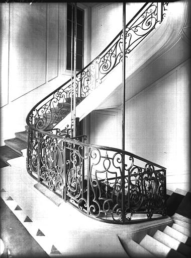 Rampe d'escalier en fer forgé au passage d'un palier