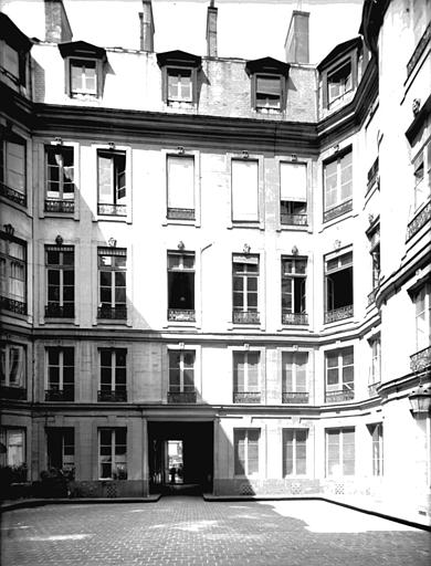 Cour avec vue de la façade intérieure du bâtiment, côté rue