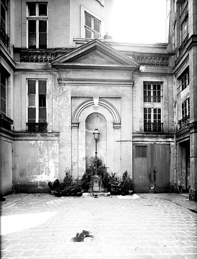 Mur du fond de la cour avec niche à encadrement monumental