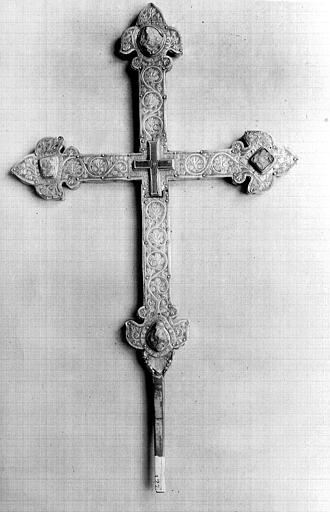 Croix processionnelle provenant de Nailly en argent doré sur âme de bois, filigranes : face