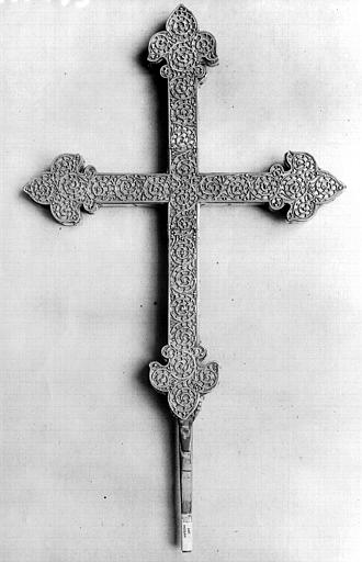 Croix processionnelle provenant de Nailly en argent doré sur âme de bois, filigranes : revers - © Ministère de la Culture (France), Médiathèque du patrimoine et de la photographie, diffusion GrandPalaisRmn Photo