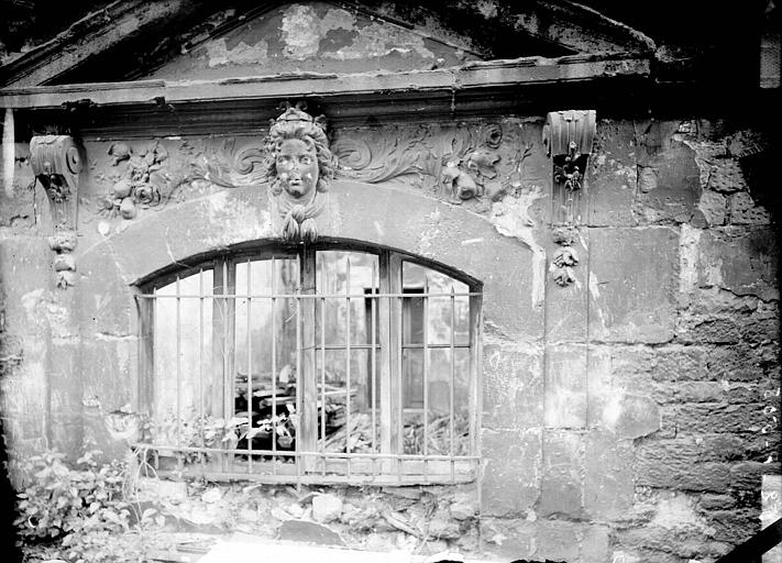 Fenêtre d'une façade latérale avec encadrement et fronton triangulaire