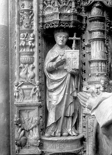 Tombeau des Cardinaux d'Amboise, dorsal, partie à dextre : statue d'un évêque, l'Espérance