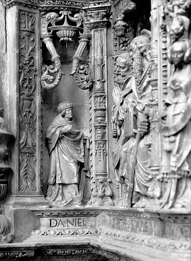 Tombeau des Cardinaux d'Amboise, entablement : statue de Daniel