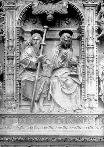 Tombeau des Cardinaux d'Amboise, entablement : statues de saint Jacques le Majeur et saint Jean l'évangéliste