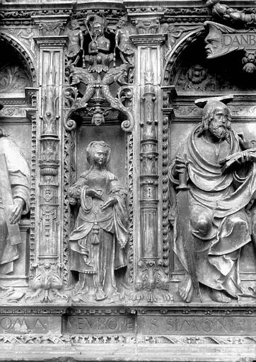 Tombeau des Cardinaux d'Amboise, entablement : statue de Sibylle Europa