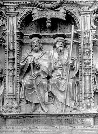 Tombeau des Cardinaux d'Amboise, entablement : statues de saint Jacques le Mineur et saint Philippe