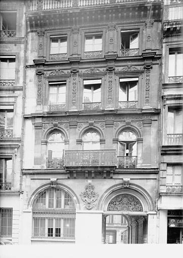 Façade rue Saint-Lazare de la Direction de l'enseignement technique : vue de face