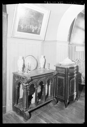 Crédence en bois du 16e siècle et armoire basse à dessus de marbre du 18e siècle, situées dans la Grande Galerie du premier étage