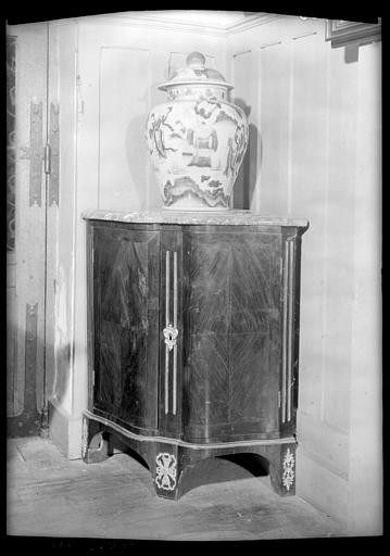 Encoignure à dessus de marbre et appliques de bronze du 18e siècle, situées dans la Grande Galerie du premier étage
