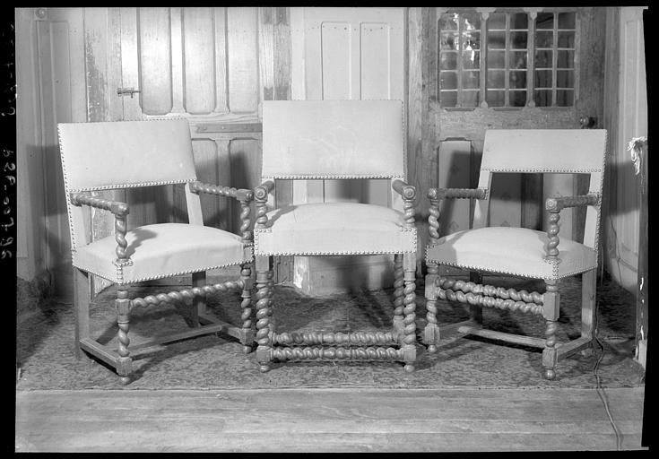 Trois fauteuils Louis XIII  en bois et tissu, situés dans la Grande Galerie du premier étage