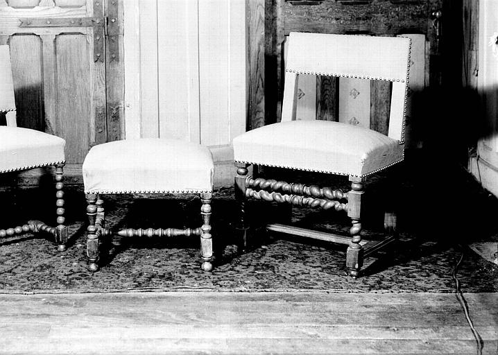 Deux chaises et un tabouret d'époque Louis XIII en bois et tissu, situés dans la Grande Galerie du premier étage