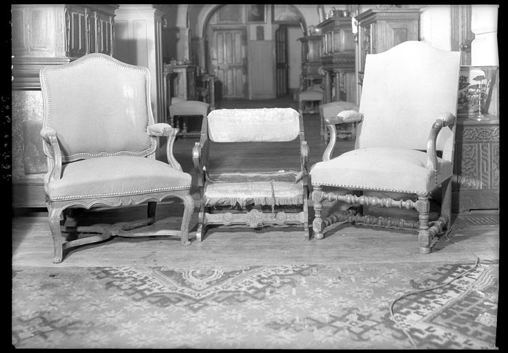 Fauteuil Louis XIII, fauteuil régence et prie-Dieu, situés dans la Grande Galerie du premier étage