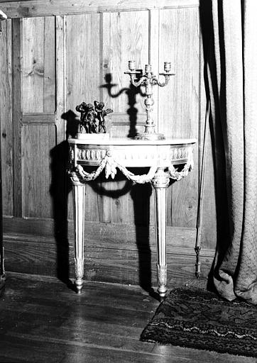 Console en bois doré, époque Louis XVI, située dans le Grand Salon