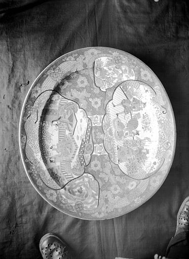 Plat ovale en porcelaine de Chine, situé dans le Grand Salon