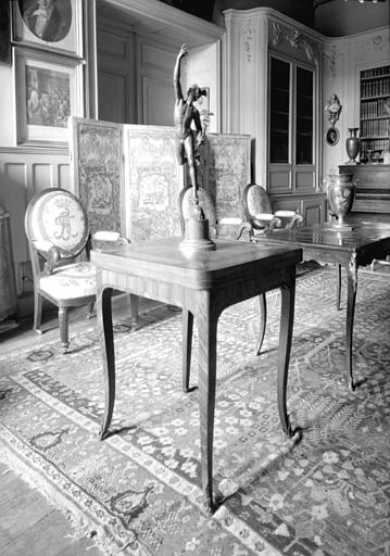 Table à jeu Louis XV située dans le Petit Salon