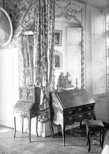 Bureau à abattant en marqueterie, glace encadrée de bois peint et doré, glace encadrée de bois doré d'époque Louis XV, situés dans la Grande Chambre d'Eté