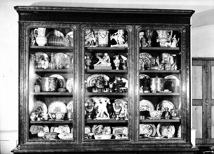 Buffet vitrine avec porcelaines, situé dans la Grande Chambre d'Hiver