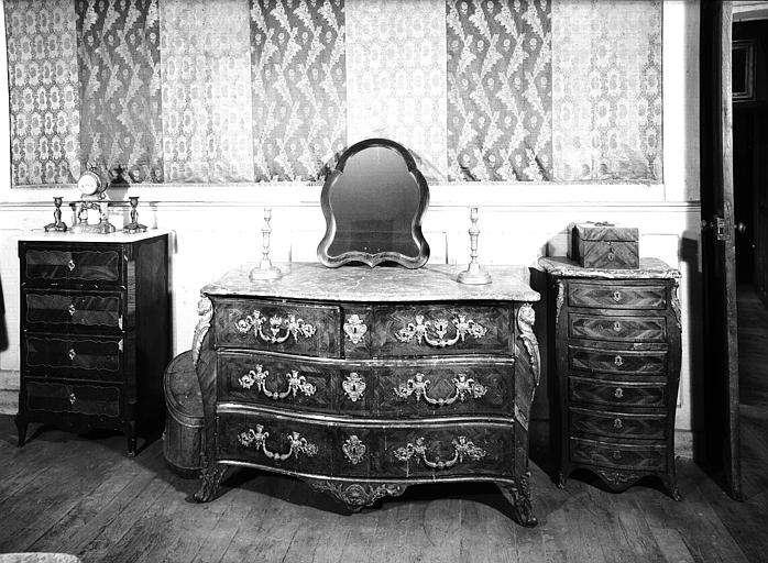 Commode galbée en bois et bronze époque Louis XIV, située dans la Chambre Rouge