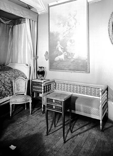 Lit en bois laqué, petite table de chevet Louis XVI, situés dans la Petite Chambre Bleue