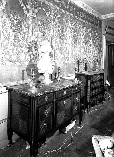 Tenture en soie arabe et deux commodes Louis XVI (supposé), situées dans la Chambre Longue
