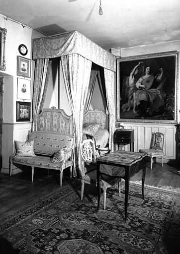 Vue d'ensemble du mobilier Louis XV situé dans la Chambre du Père