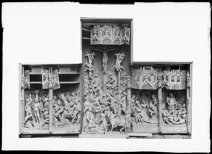 Retable en bois sculpté : Calvaire et scènes de la Passion