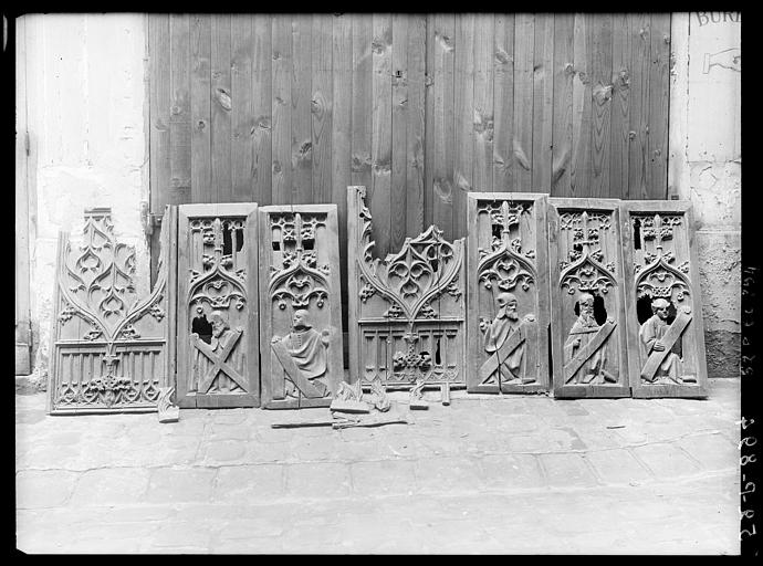 Retable en bois sculpté, face d'un panneau, état avant restauration