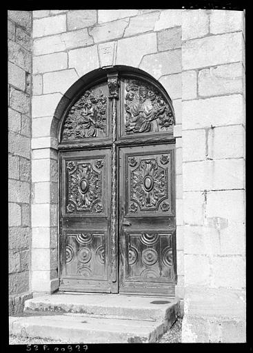 Vantaux de porte à panneaux en bois sculpté