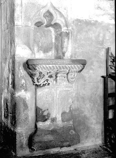 Bénitier en pierre encastré dans le mur