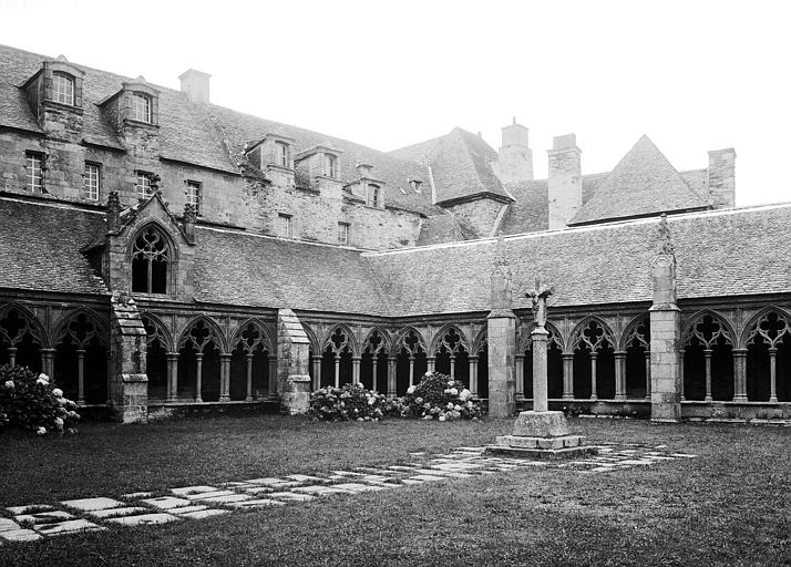 Cloître au nord de l'abside, angle nord-est