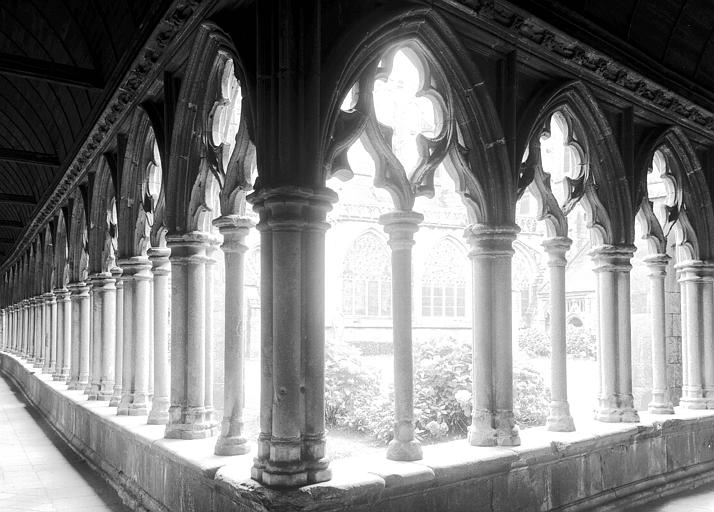 Cloître au nord de l'abside, angle des galeries nord et est