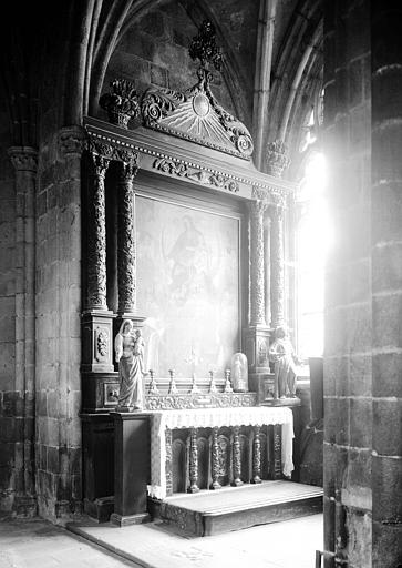 Retable et autel en bois sculpté