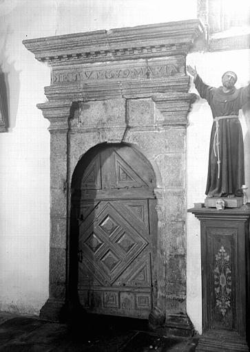 Vantail en bois mouluré et encadrement en pierre de la porte de la sacristie