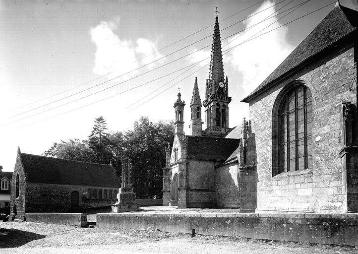 Ensemble de l'église côté sud et calvaire