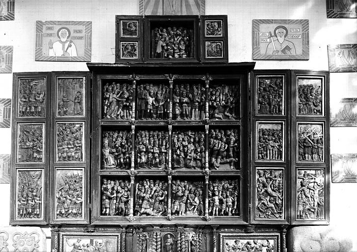 Triptyque retable en bois sculpté peint et doré : les Dix mille Martyrs