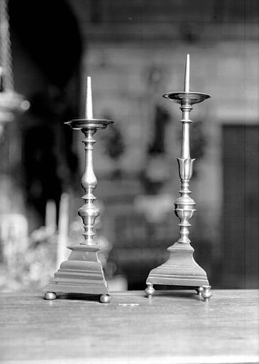 Deux chandeliers d'autel diffèrents en cuivre