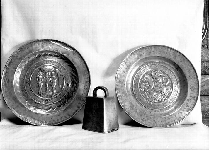 Cloche portable en laiton et deux plats de quète en cuivre flamand dont un daté du 15e siècle et l'autre du 16e siècle - © Ministère de la Culture (France), Médiathèque du patrimoine et de la photographie, diffusion RMN-GP