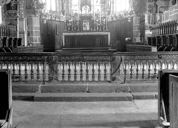 Maître-autel et appui de communion en bois sculpté