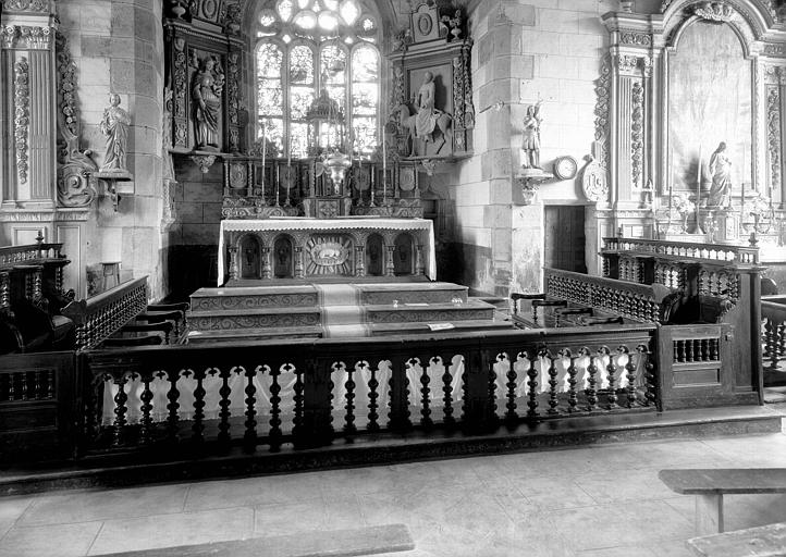 Ensemble du choeur avec stalles et appui de communion en bois sculpté