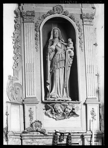 Statue en pierre de la Vierge à l'Enfant dite Notre Dame de Bonne Nouvelle, située dans le choeur de la chapelle - © Ministère de la Culture (France), Médiathèque du patrimoine et de la photographie, diffusion RMN-GP