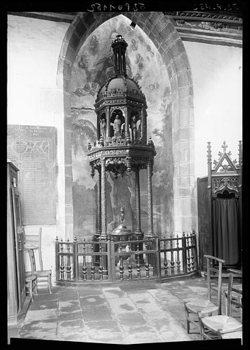 Fonds baptismaux : baldaquin en bois sculpté