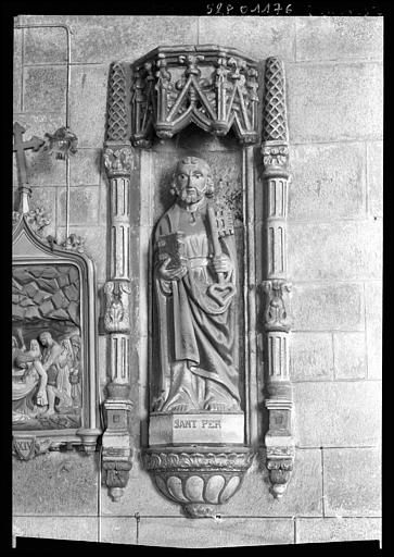 Statue de pierre en niche : saint Pierre