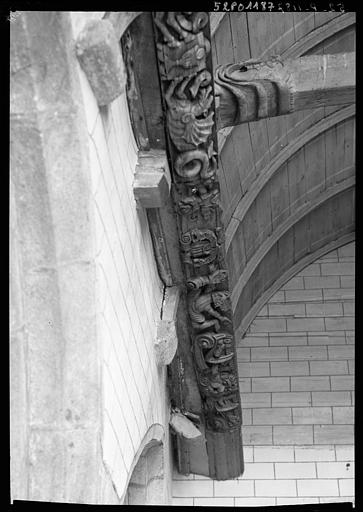 Sablières du croisillon nord en bois sculpté