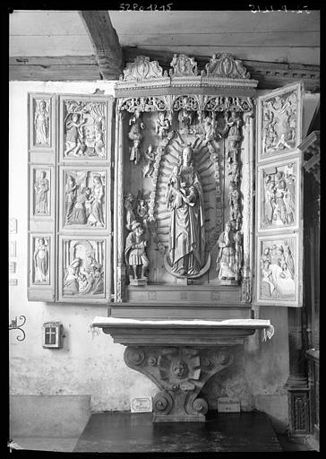 Retable formant triptyque : au centre, statue de la Vierge à l'Enfant, volets sculptés en bois