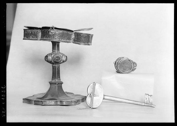 Reliquaire pédiculé dite Clef de saint Tugen et petit reliquaire rond