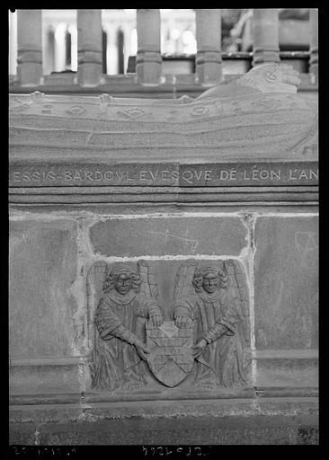 Ecusson placé sur le tombeau de Roland de Neuville, granit