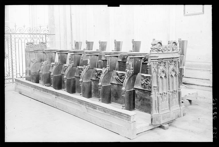 Stalles du choeur, en cours de restauration